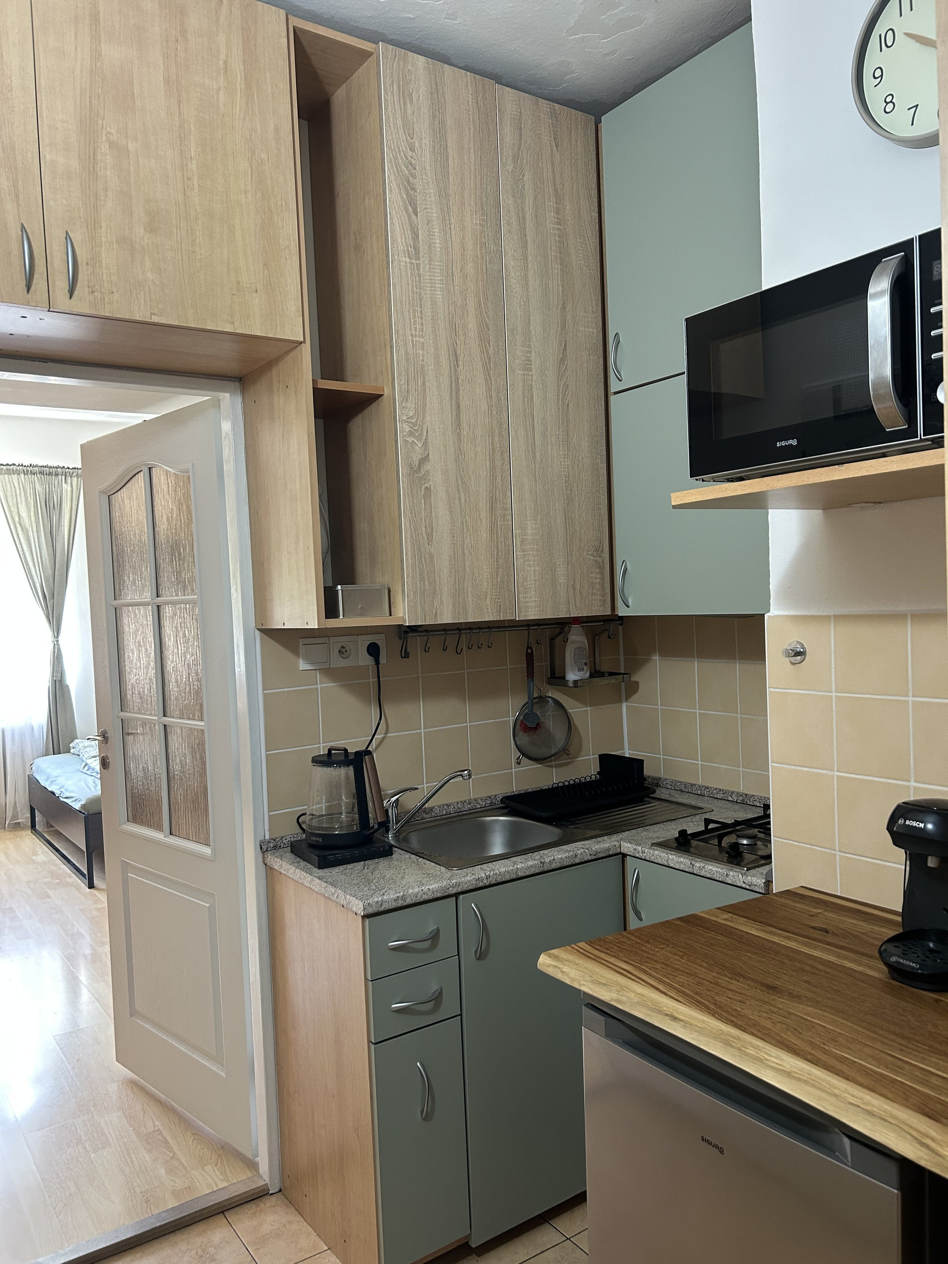 Compact kitchen with appliances