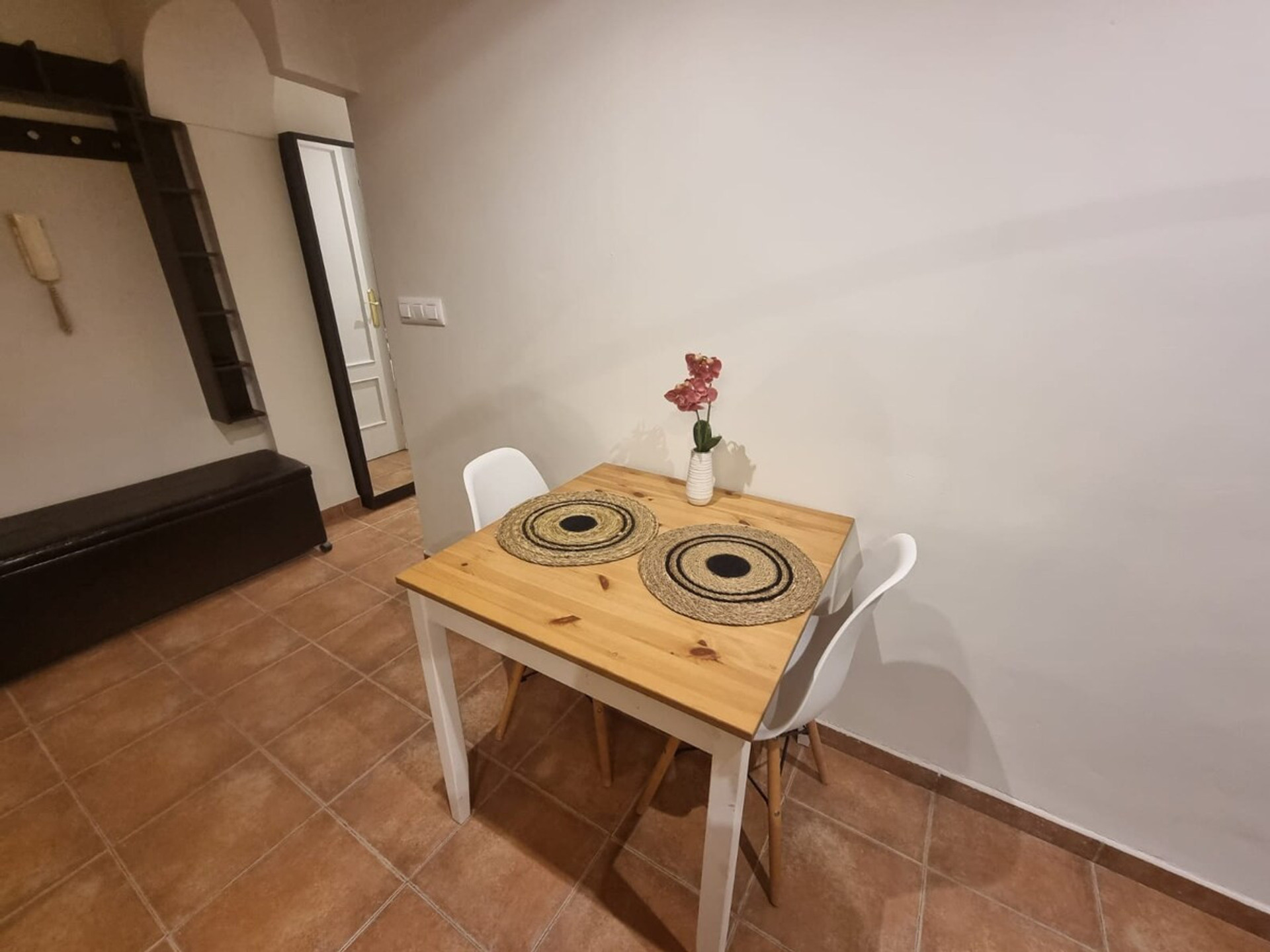 Dining area image 1