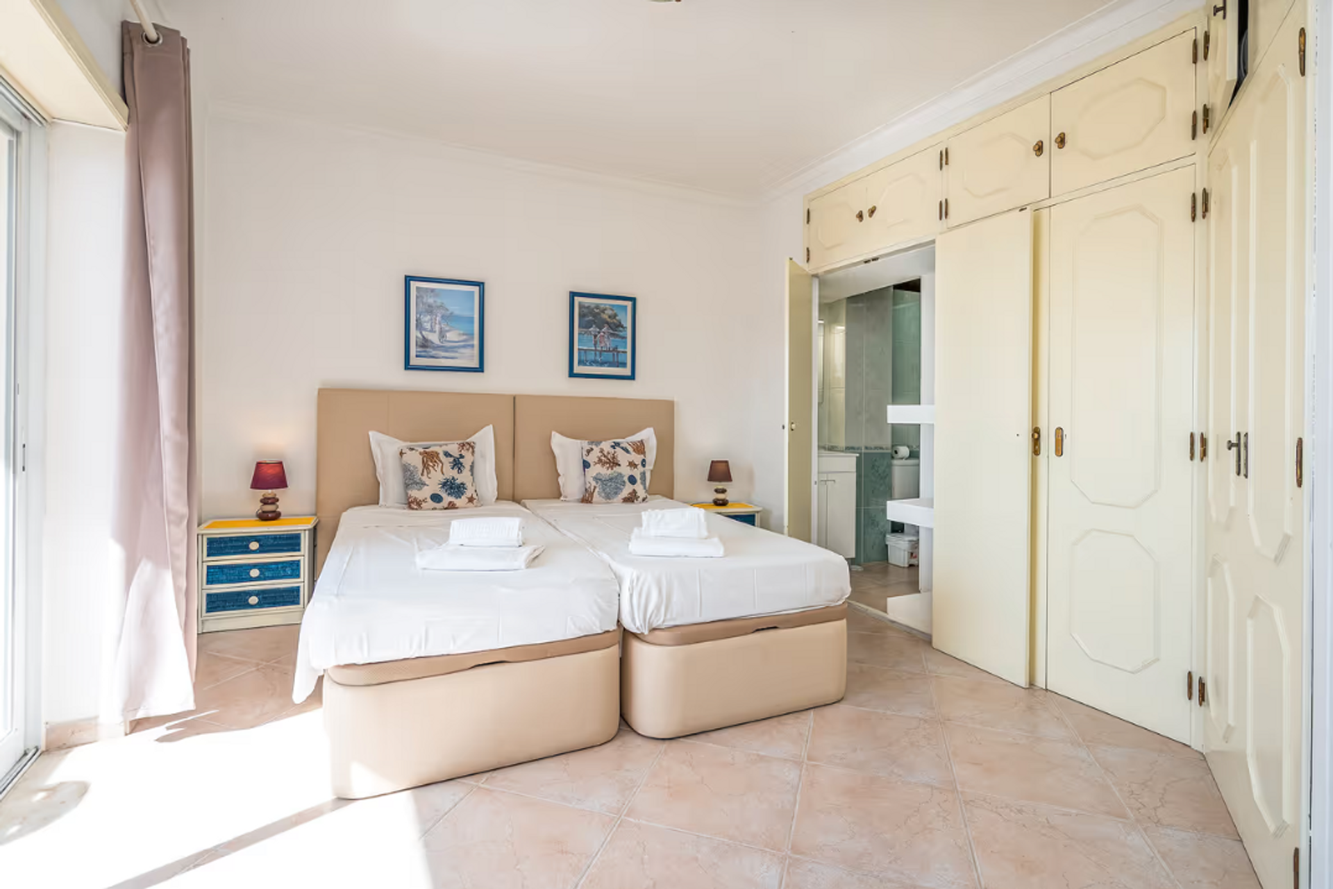 Twin bedroom with built-in wardrobes