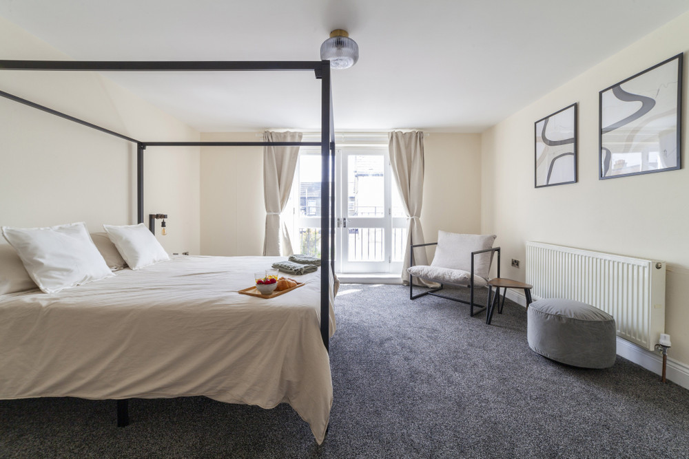3BR Stylish, Garden, Parking, Stratford preview