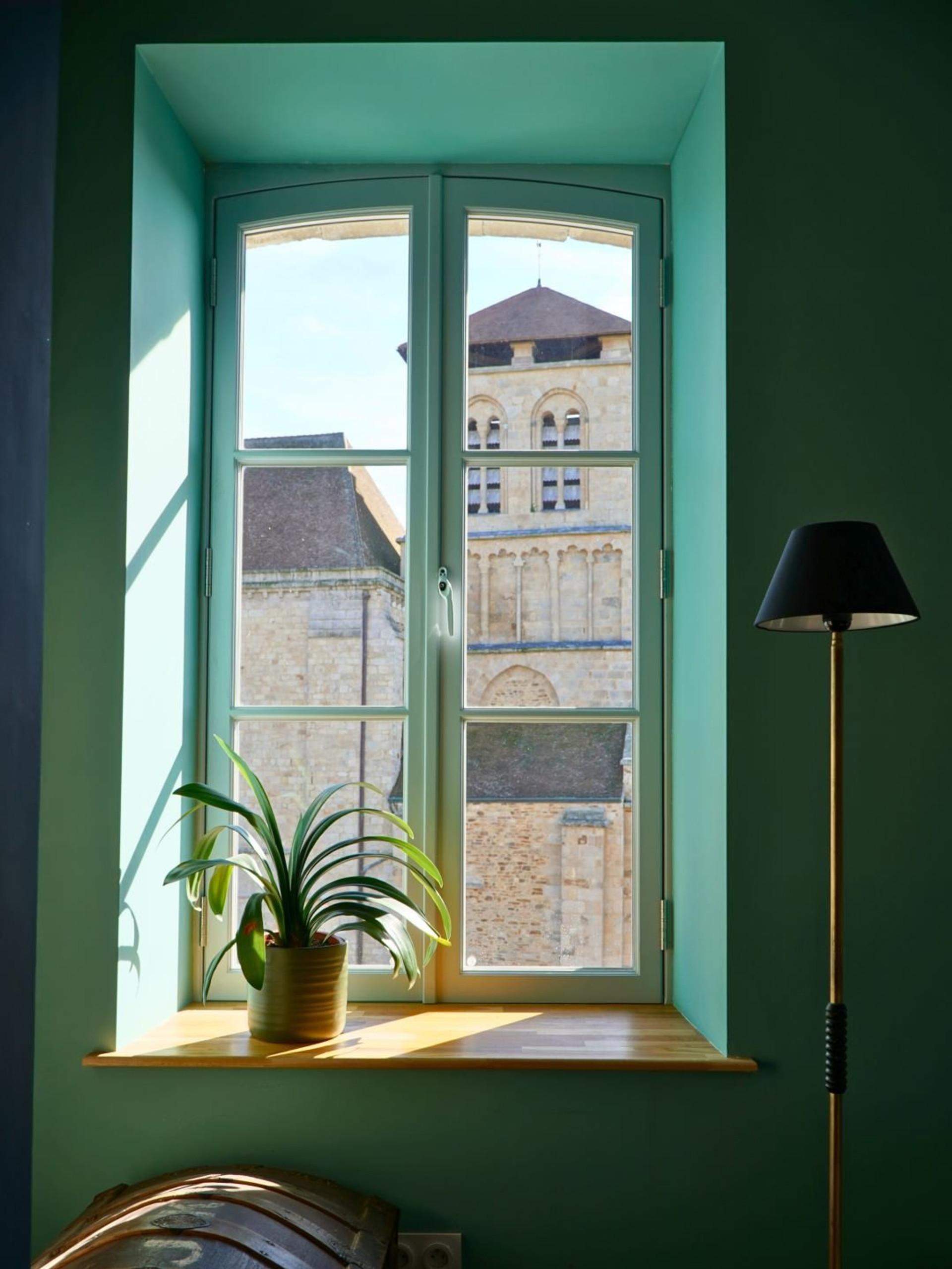 From your window, enjoy a spectacular view of the Collegiate Church of Saint-Yrieix rising above the medieval square. A reminder that you’re in the heart of the medieval town, steps from history, culture, cafés and restaurants. 