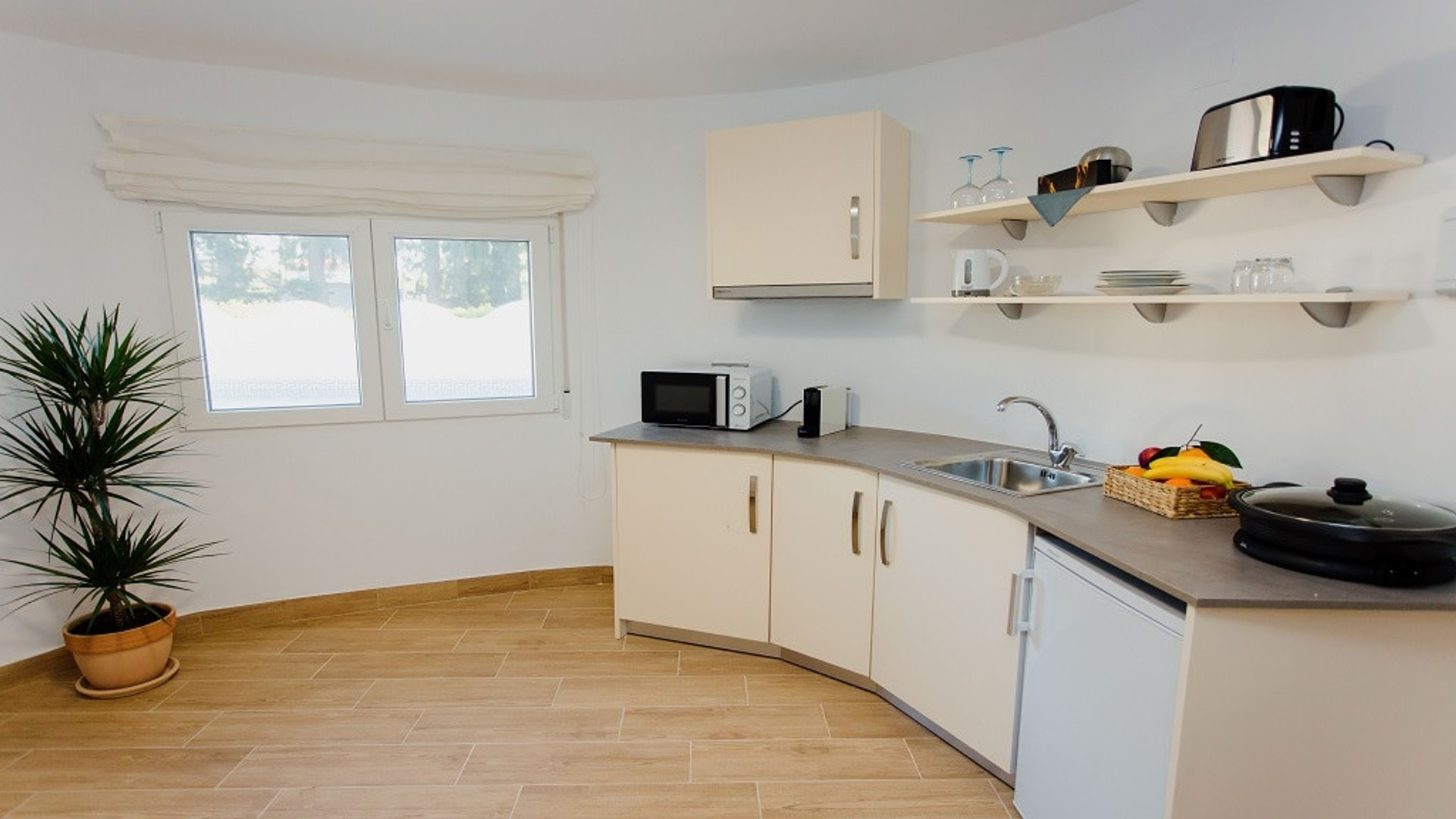 Full kitchen image 1