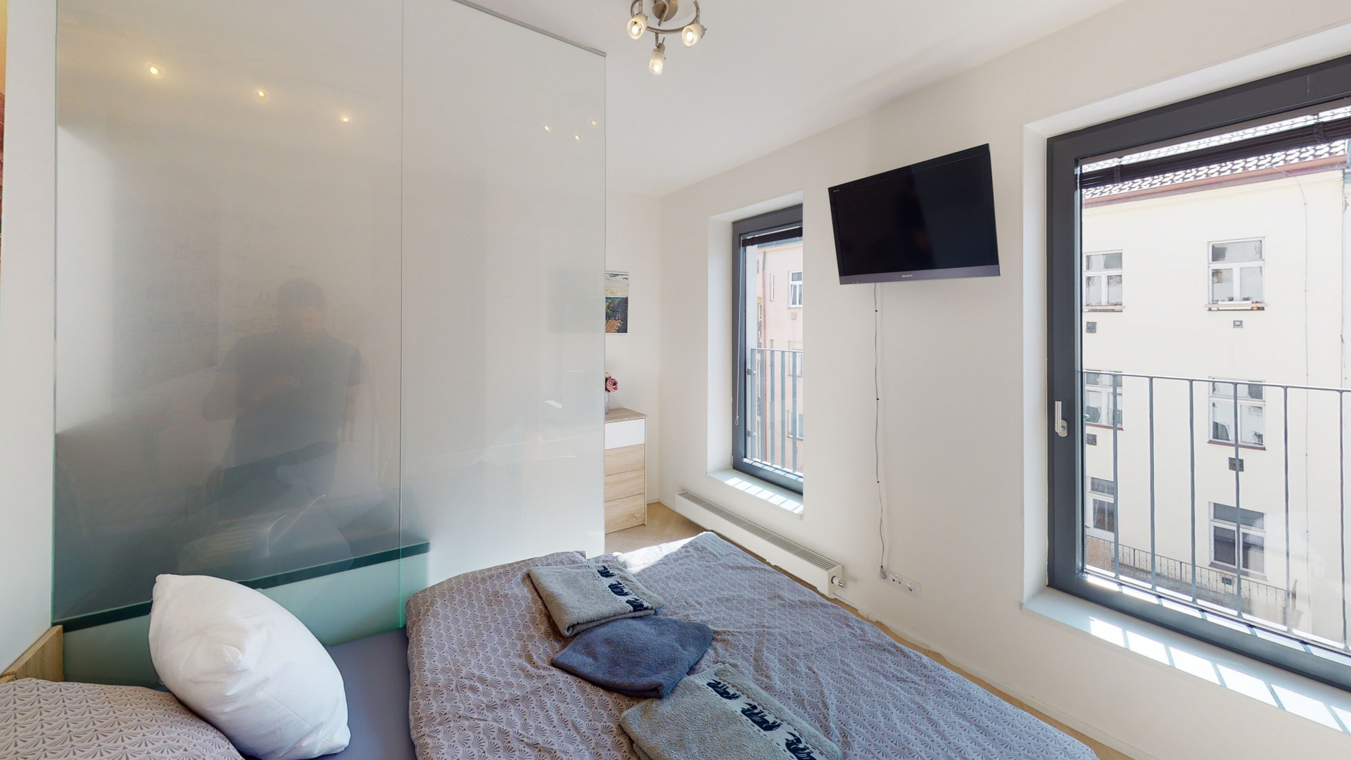 Very light apartment with jalousie
