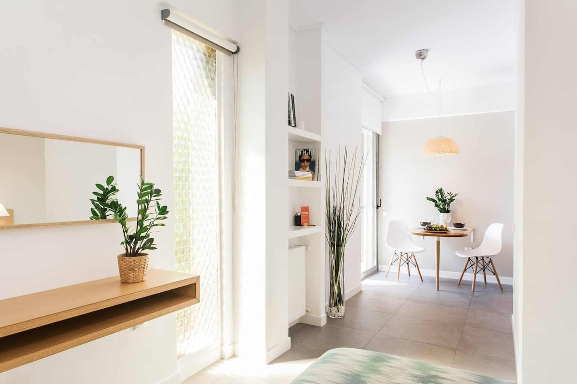 Main space & breakfast table