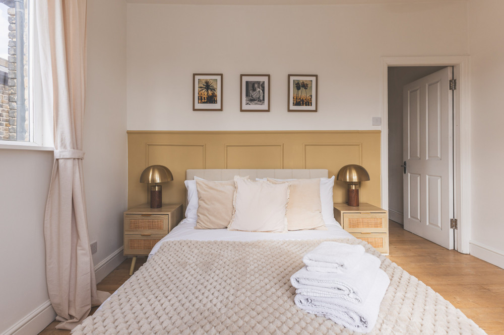 Spacious Bright 3 bed Flat, parking-Great Location preview