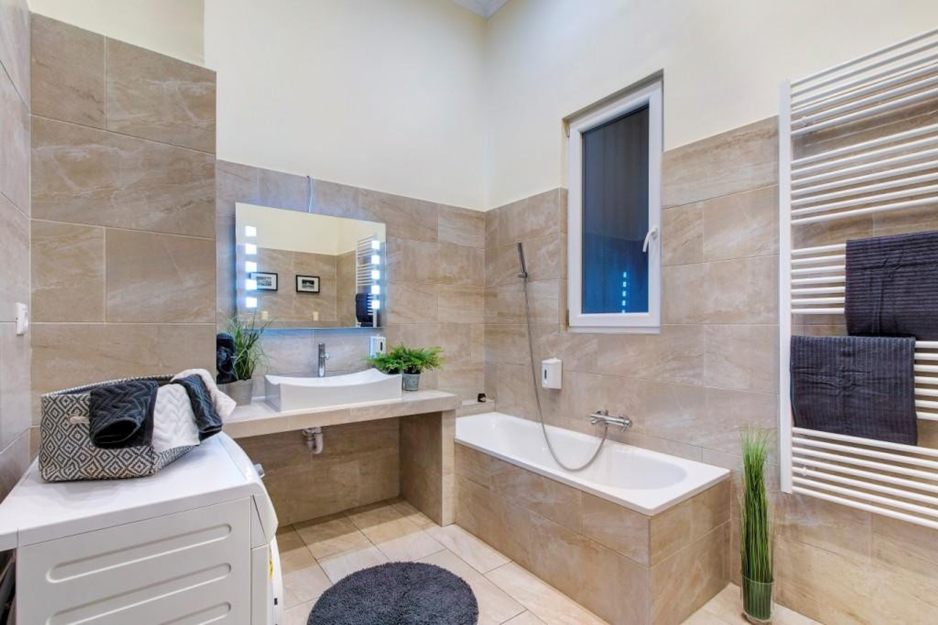 Full bathroom 1