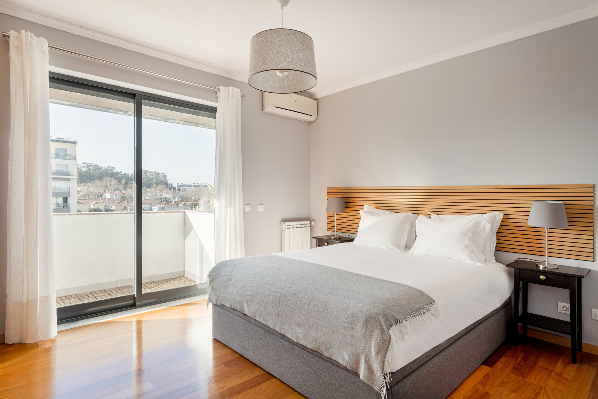 Bedroom with a double bed, built-in closet, AC and access to the balcony