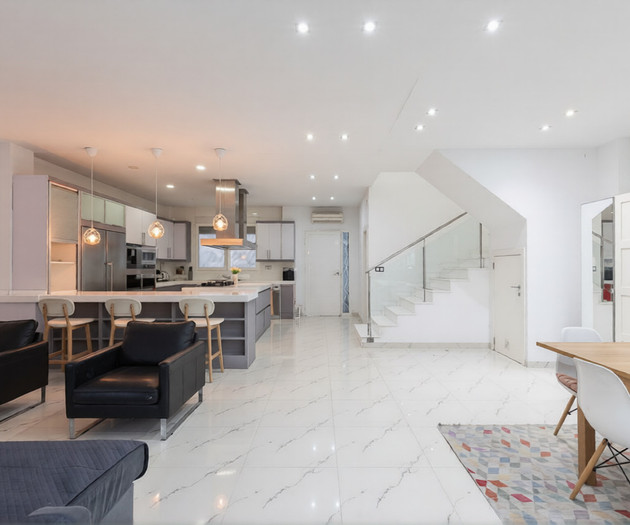 Large, modern house in Valencia City!