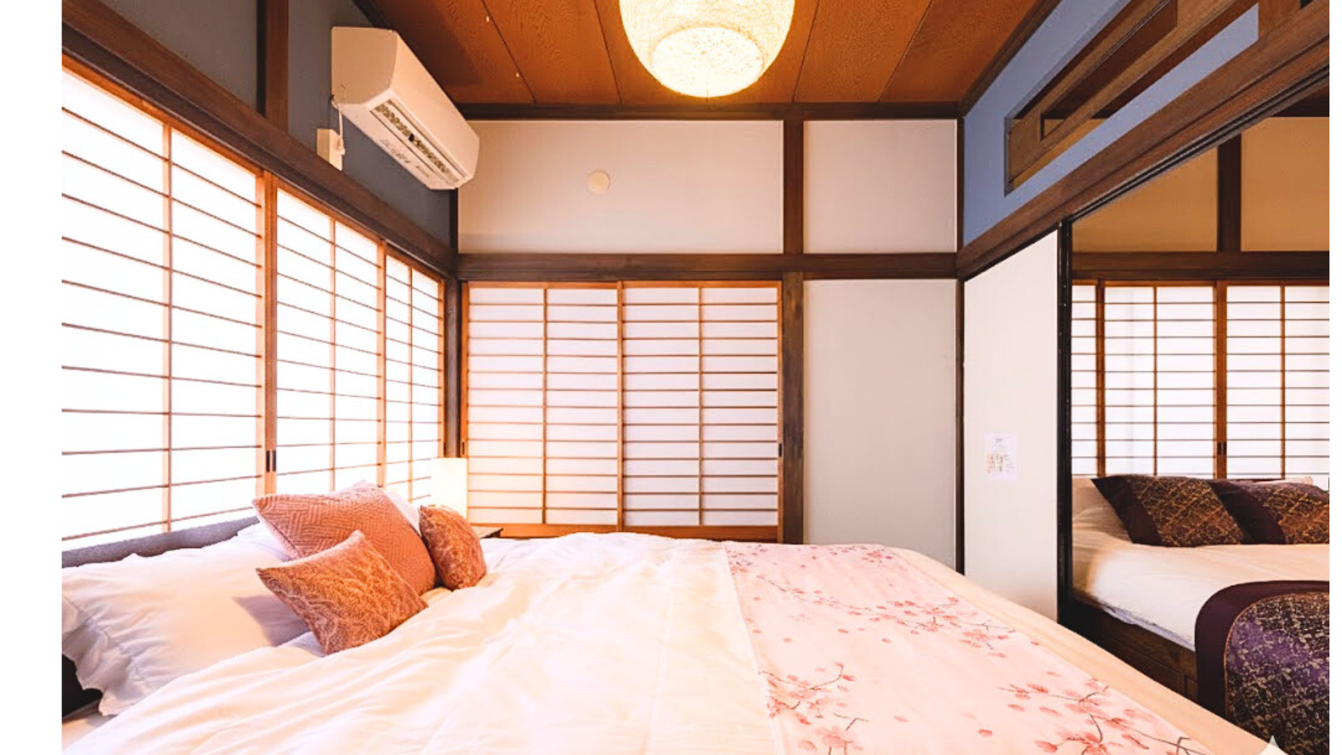 King-size bed in a bedroom no.1