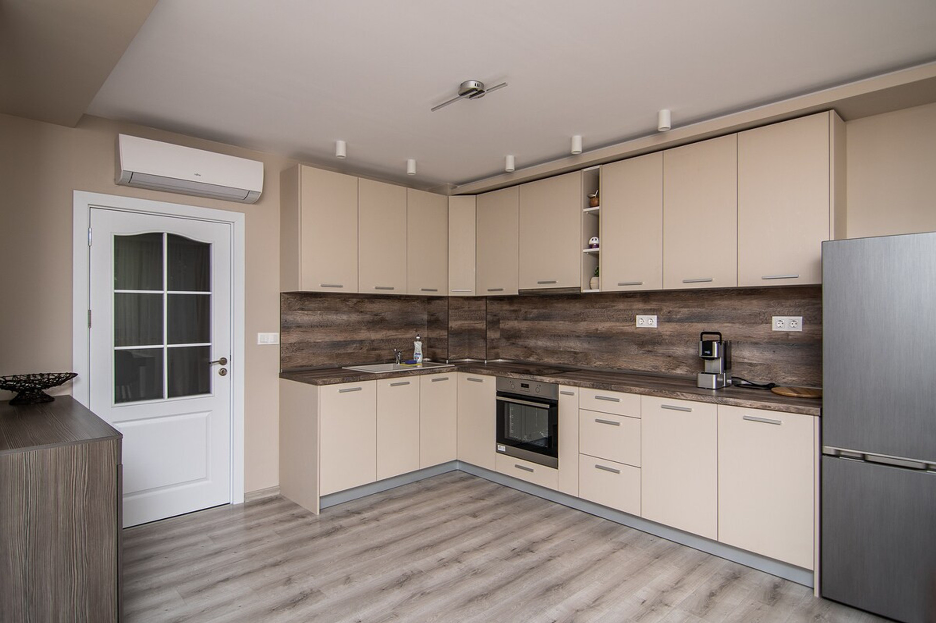 Full kitchen image 2