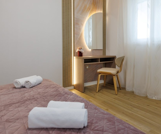 Vanity desk and towels