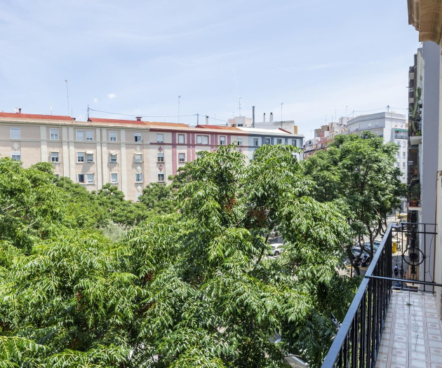 CHARMING AND BRIGHT, CITY OF ARTS · SEASONAL RENTA