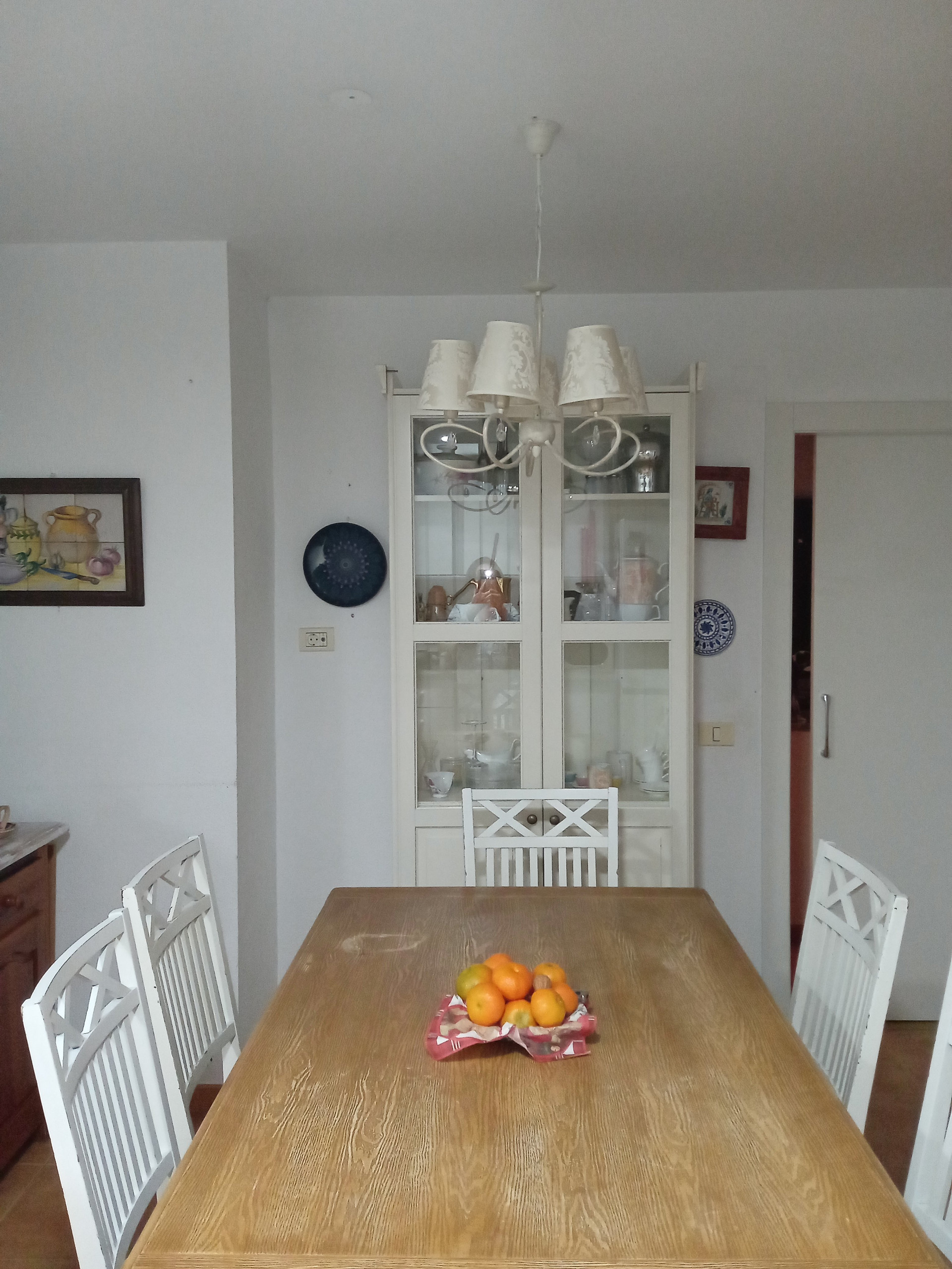Comedor. Está en la misma cocina. Es una maravilla comer aquí. No es necesario mante. La mesa se limpia cada dia. Dispones de manteles individuales si lo prefieres.