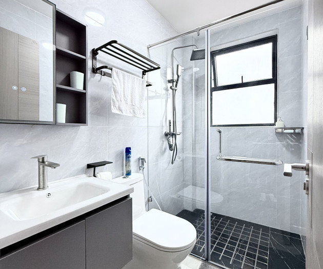 Airy 17th Floor 2BR: City Views, Balcony & Pool