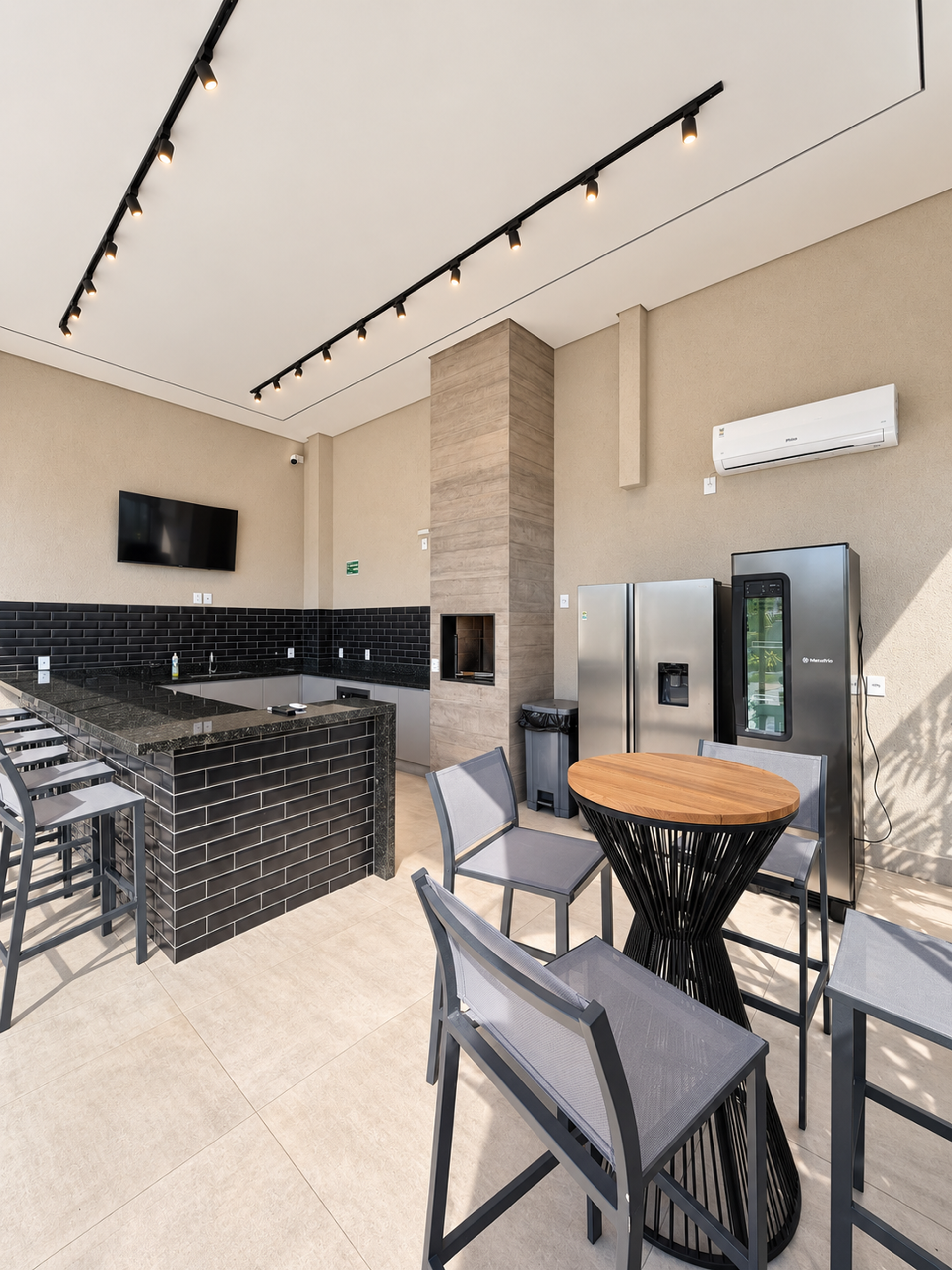 Outdoor gourmet kitchen lounge