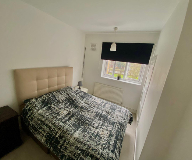 3 bedroom flat with balcony, 500m to rail station