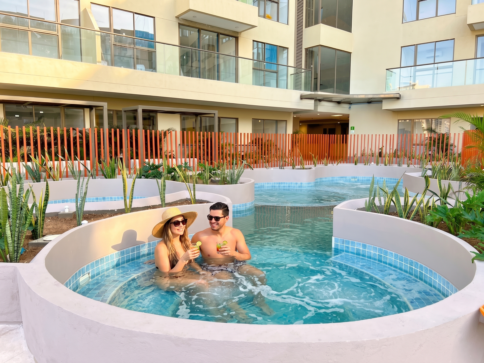 Zona de jacuzzi y piscinas ideal para relajarse.