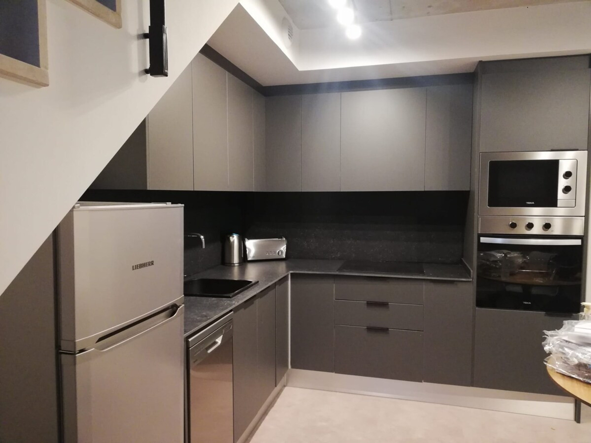 Full kitchen image 1
