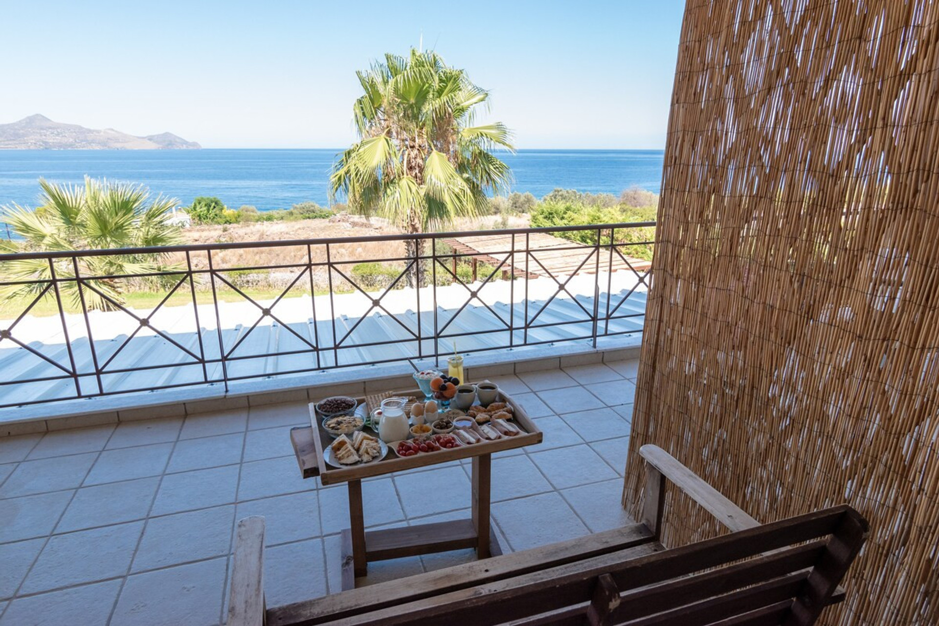 Enjoying brunch or dinner with a sea view! 