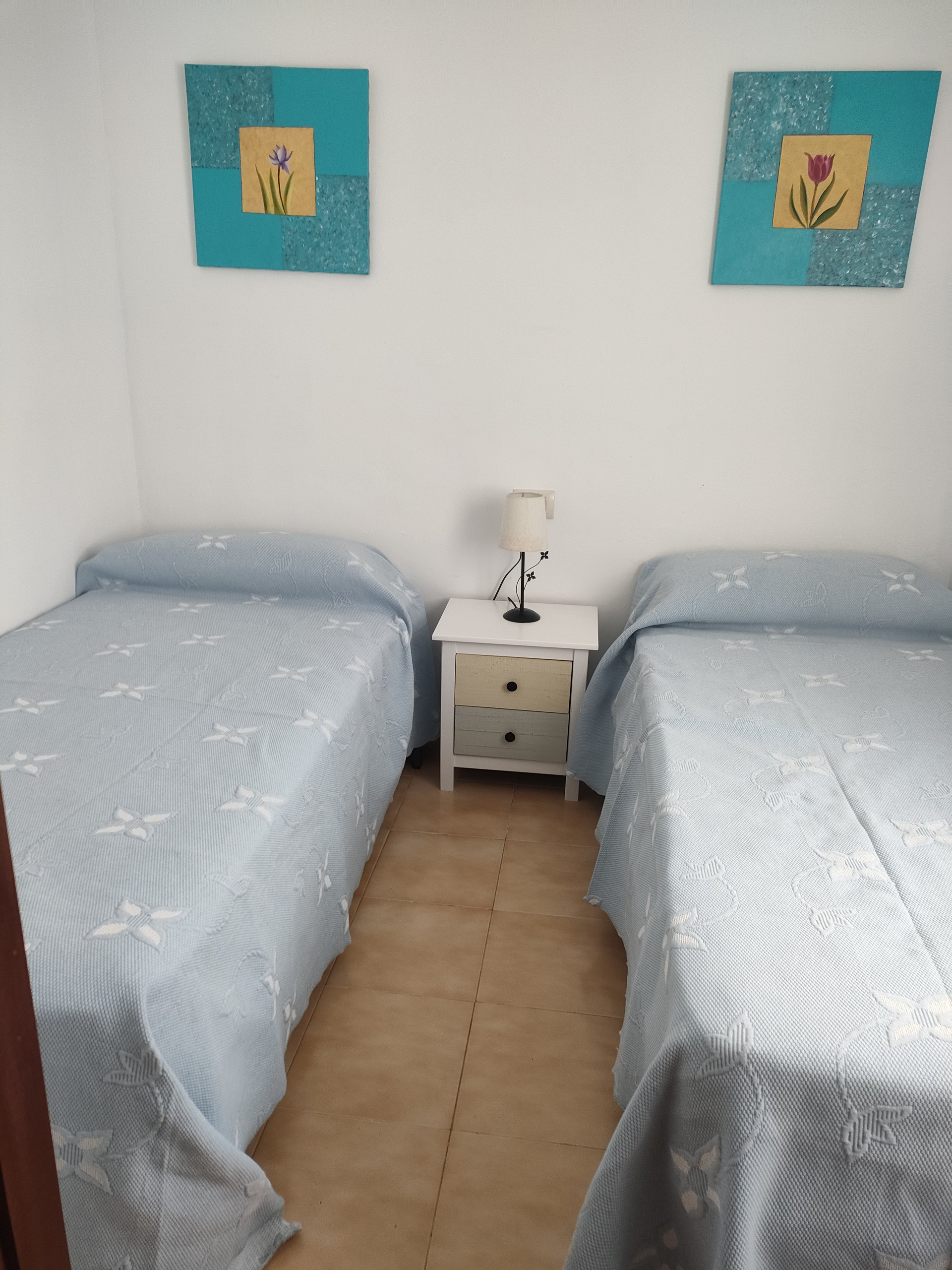 Twin bed bedroom