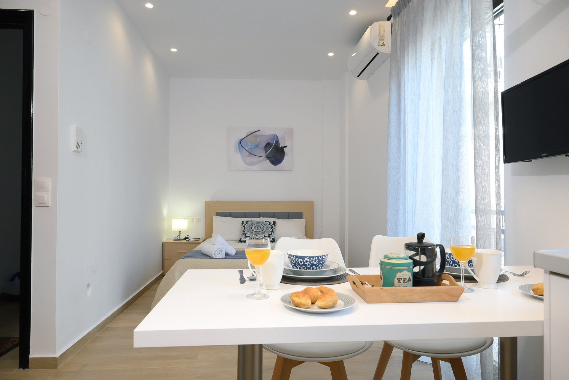 BEDROOM AND KITCHEN TABLE B10