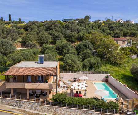 Sunny House with private pool in Chania