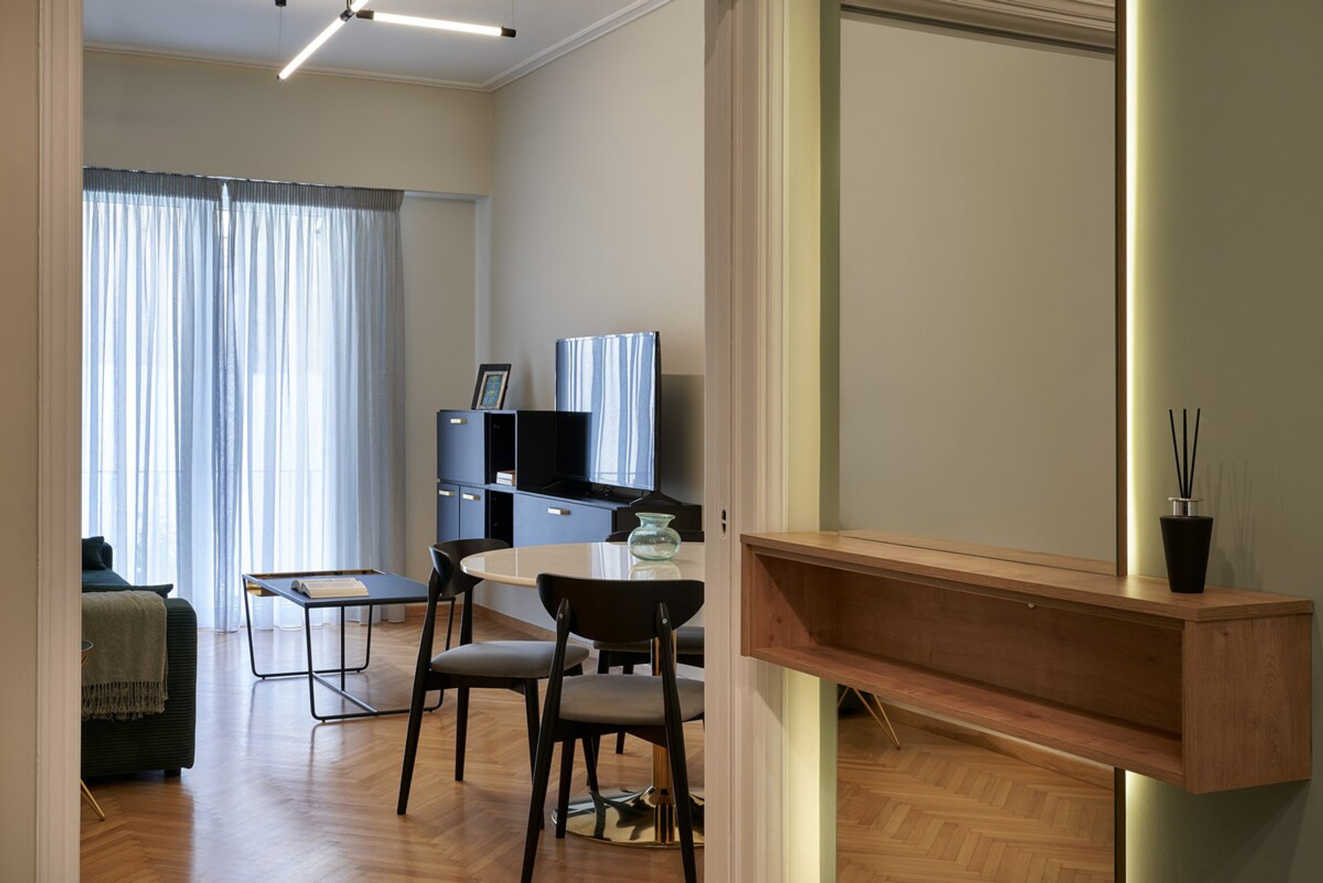 SPACIOUS LIVING ROOM AND HALLWAY DECORATING MIRROR