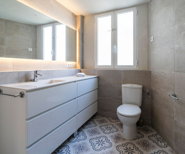 Big apartment with terras, Calle del Hospital 1.28
