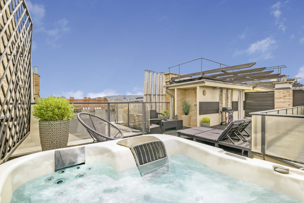 Budapest Triplex Rooftop, Parlement View & Jacuzzi preview