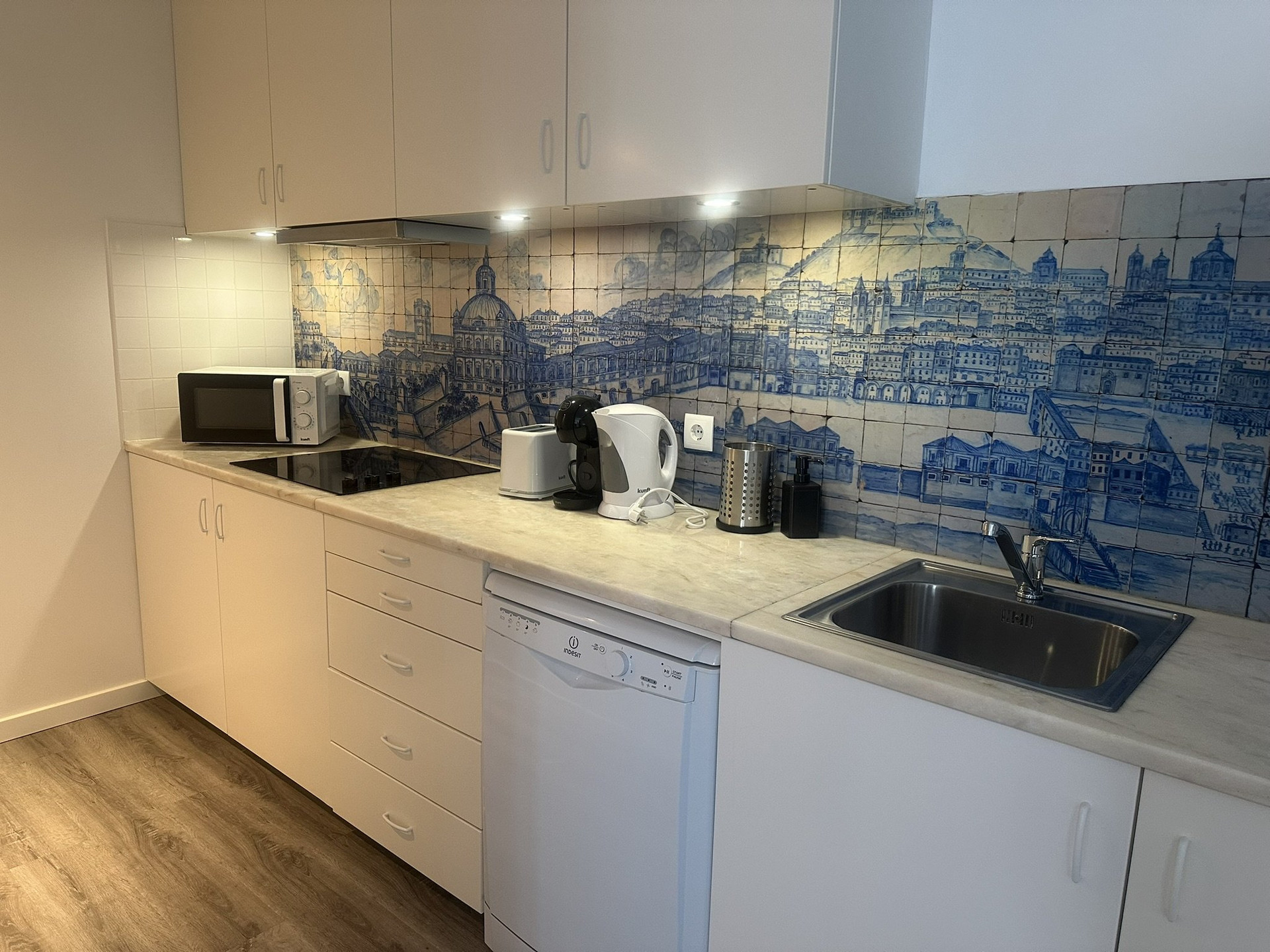 Kitchen with tiled backsplash