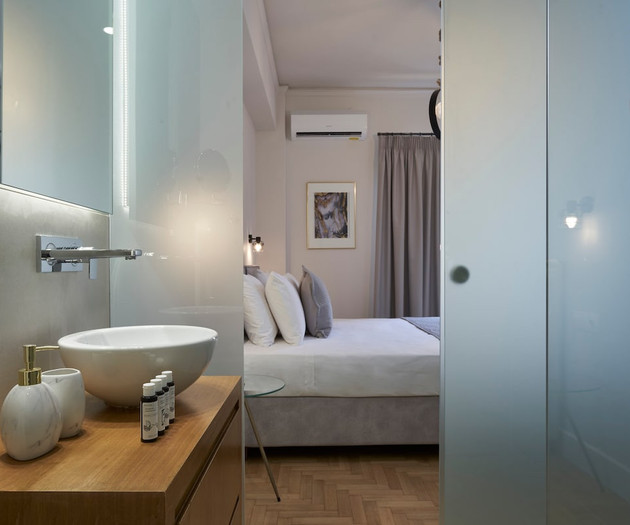 The second's bedroom ensuite-bathroom