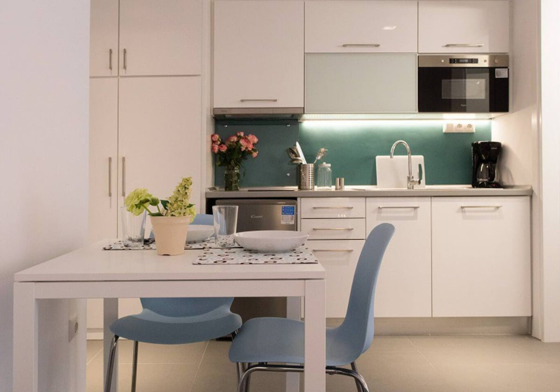 Dining table & kitchen