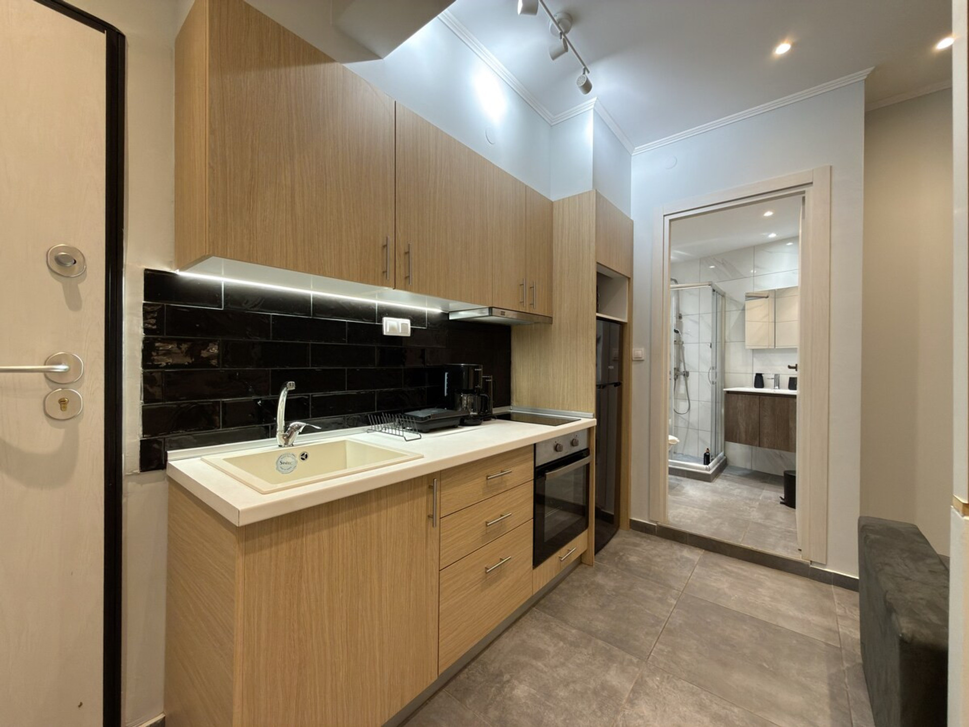 Full kitchen image 1