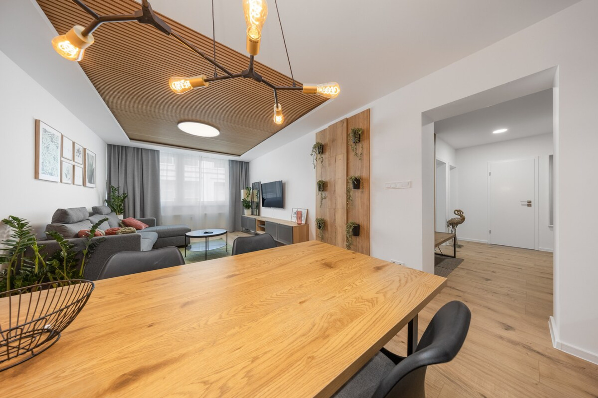 Dining area image 1