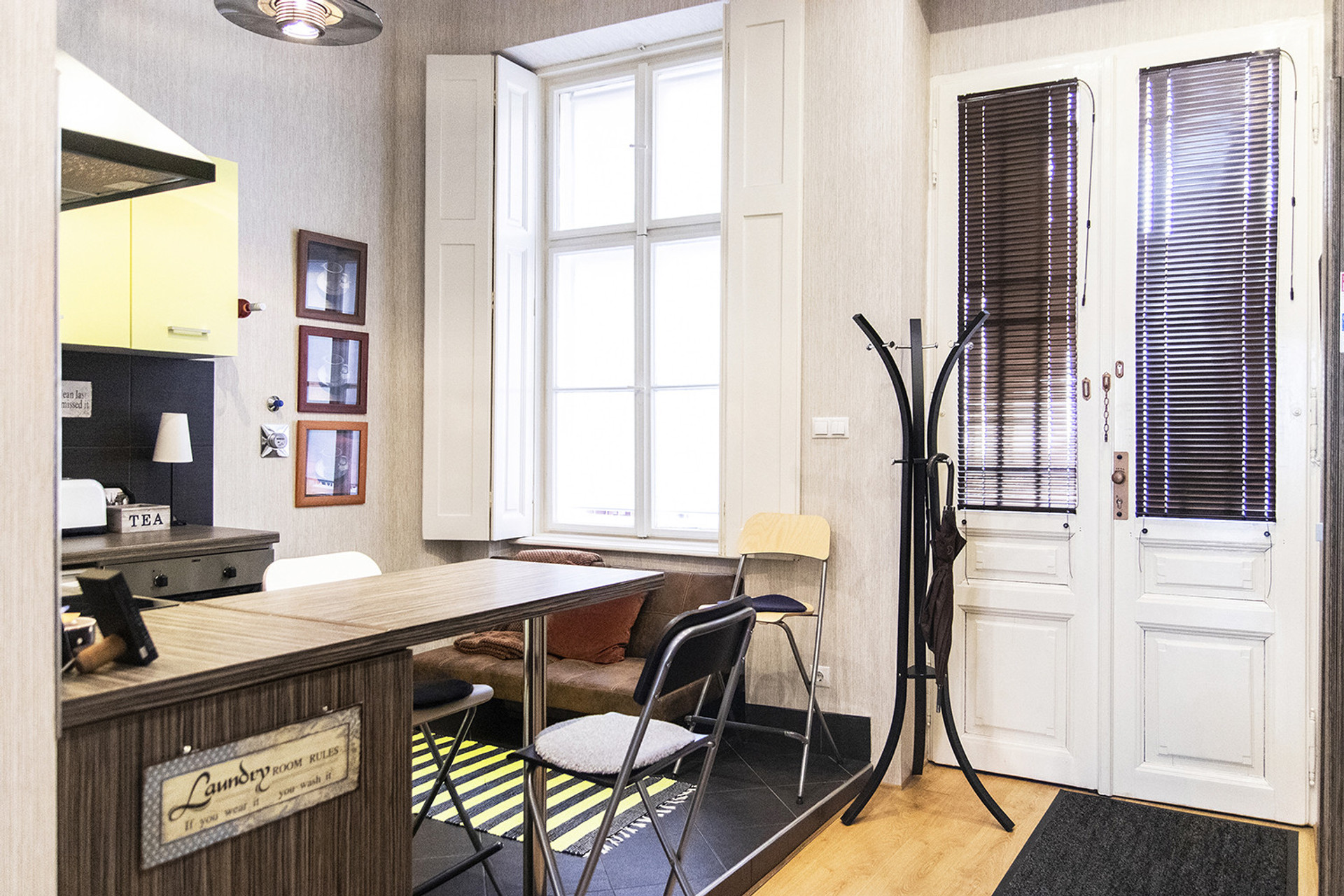 entrance/hall/kitchen in one view to the courtyard