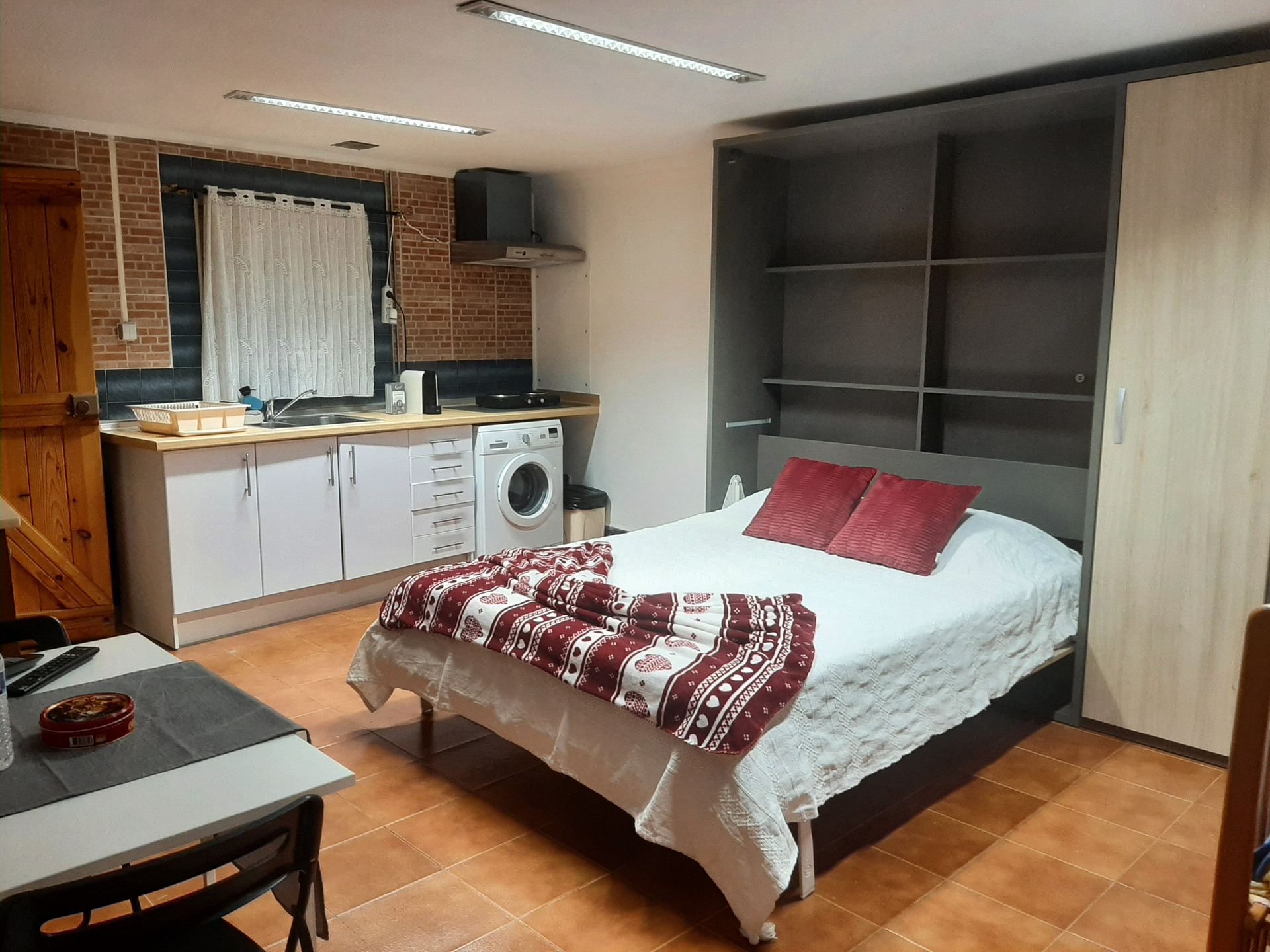 Studio bedroom with kitchenette