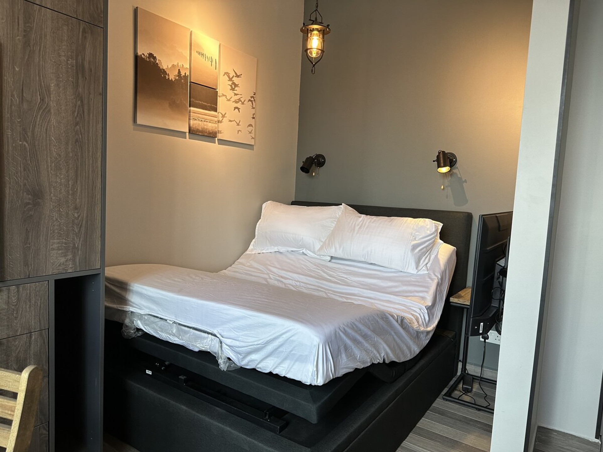 Adjustable bed with a dual massage function? - Yes because you deserve it!