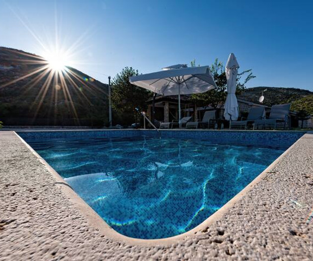 Villa with heated pool,very quiet location