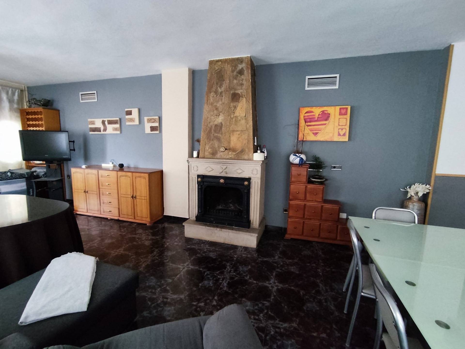 Salón con chimenea