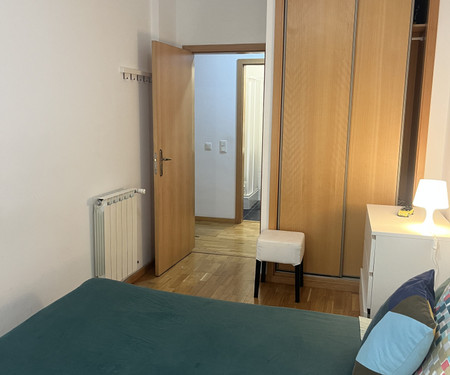 Quarto duplo em zona nobre de Lisboa