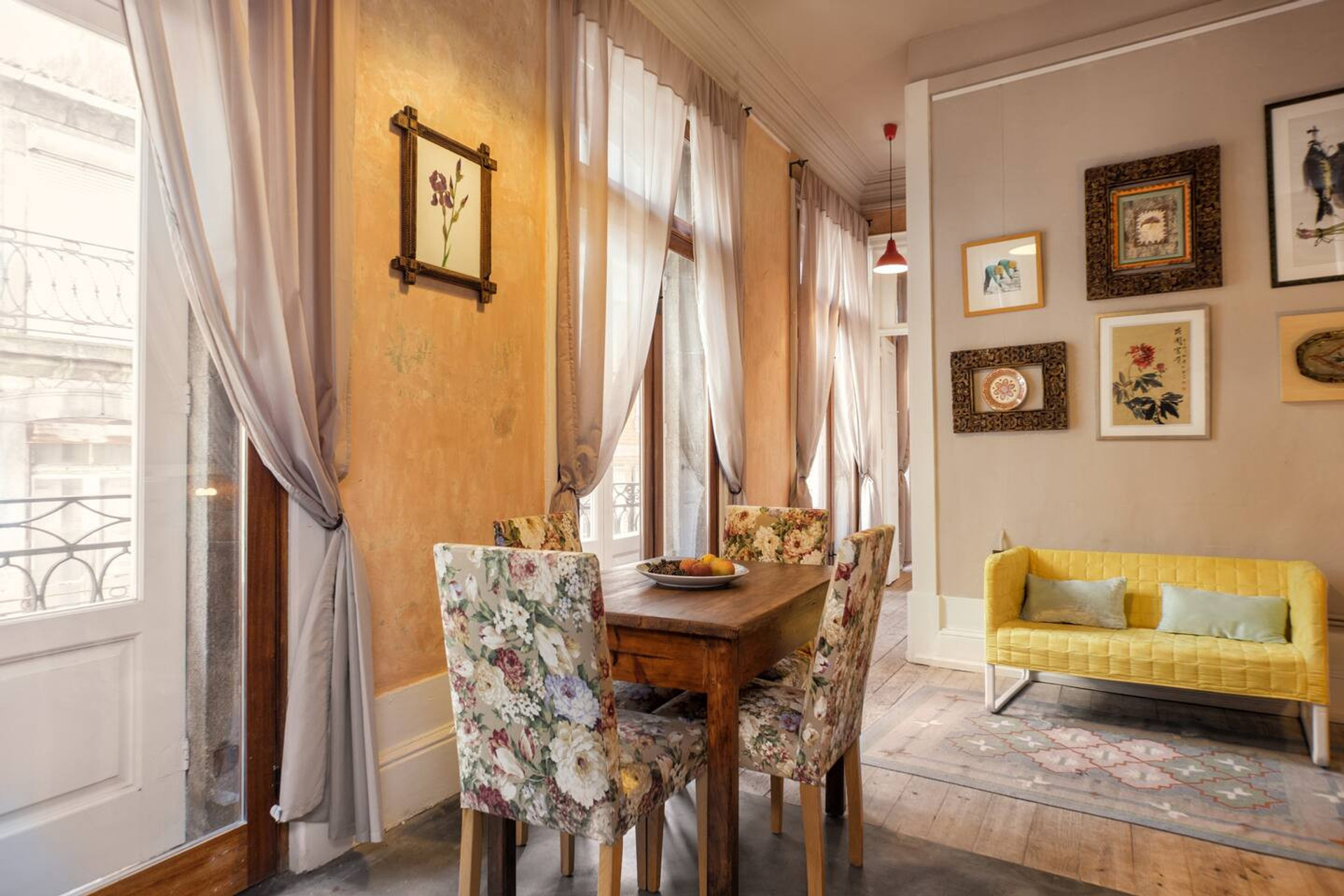 Kitchenette & dinning area