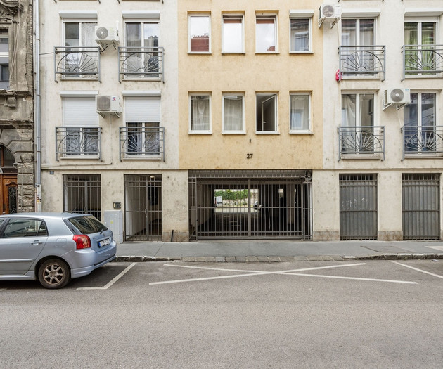 Charming 1-BR with Balcony View & Free Parking