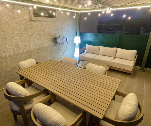 Apartamento con jardín y vistas al mar.