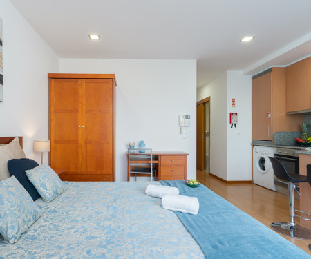 Central Roomy Flat | Terrace