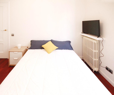 R0158- Room in flat to share in Barcelona