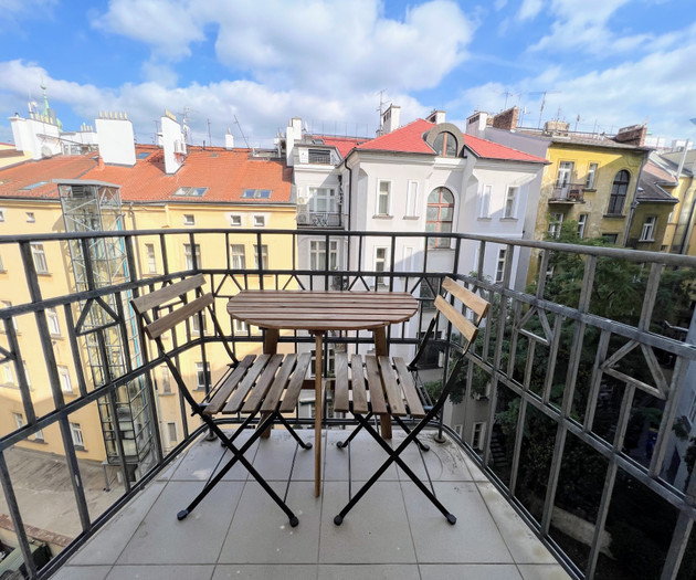 Beautiful & peaceful apartment with cute balcony