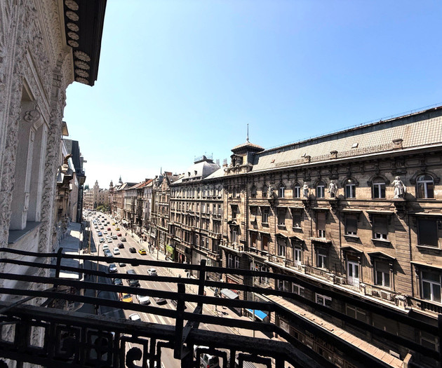 Central 2-Bedroom Apartment with Private Balcony