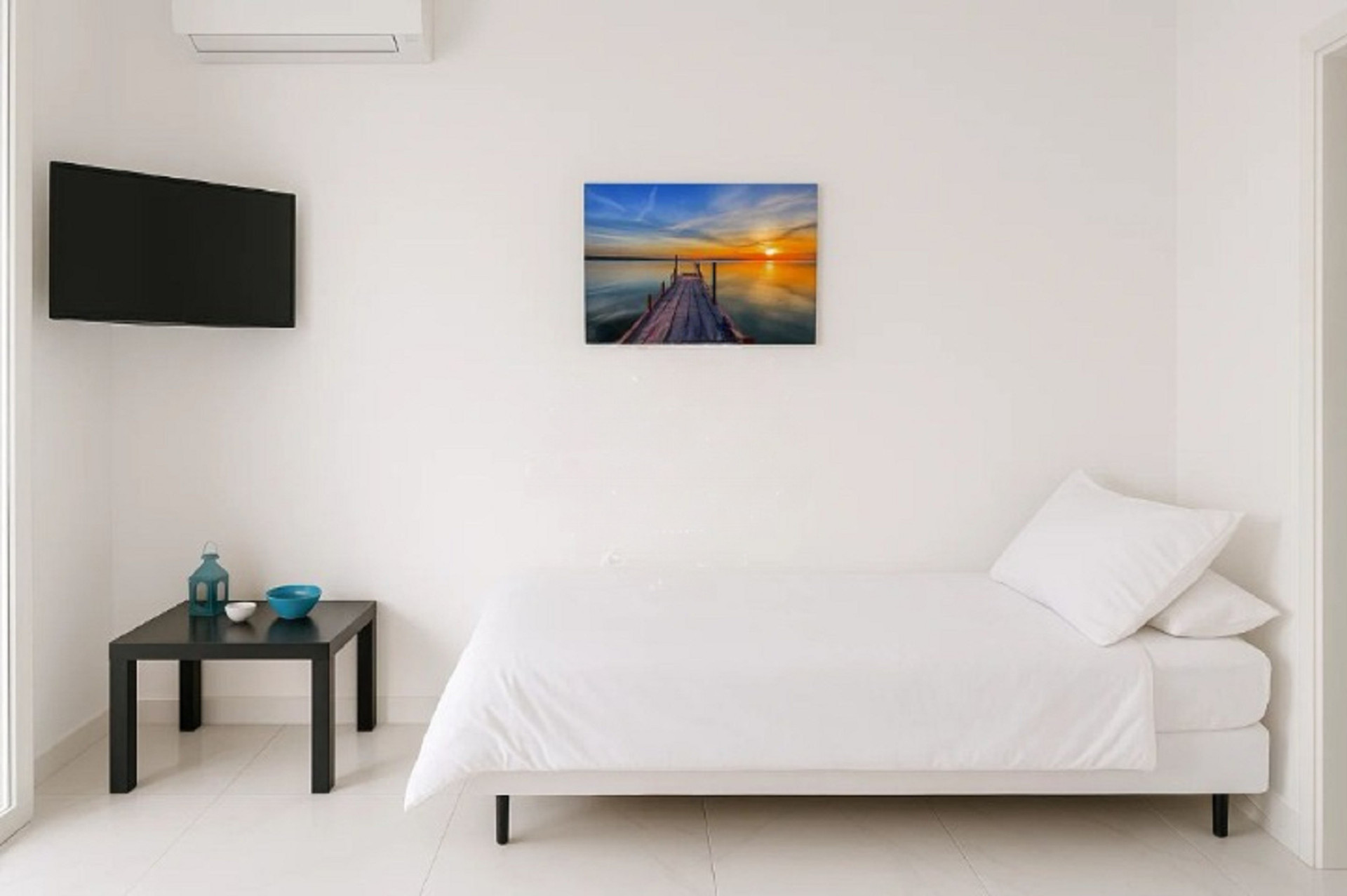Convenient extra single bed in the master bedroom to accommodate more guests comfortably