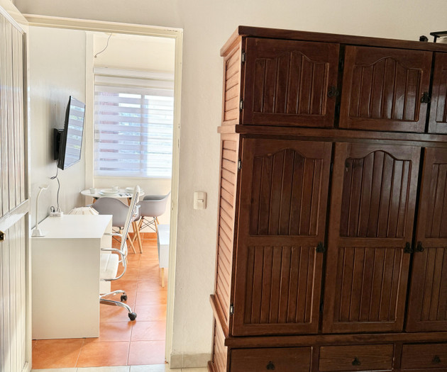 Flat 1/3_ 500mbps Wifi, Desk with office chair