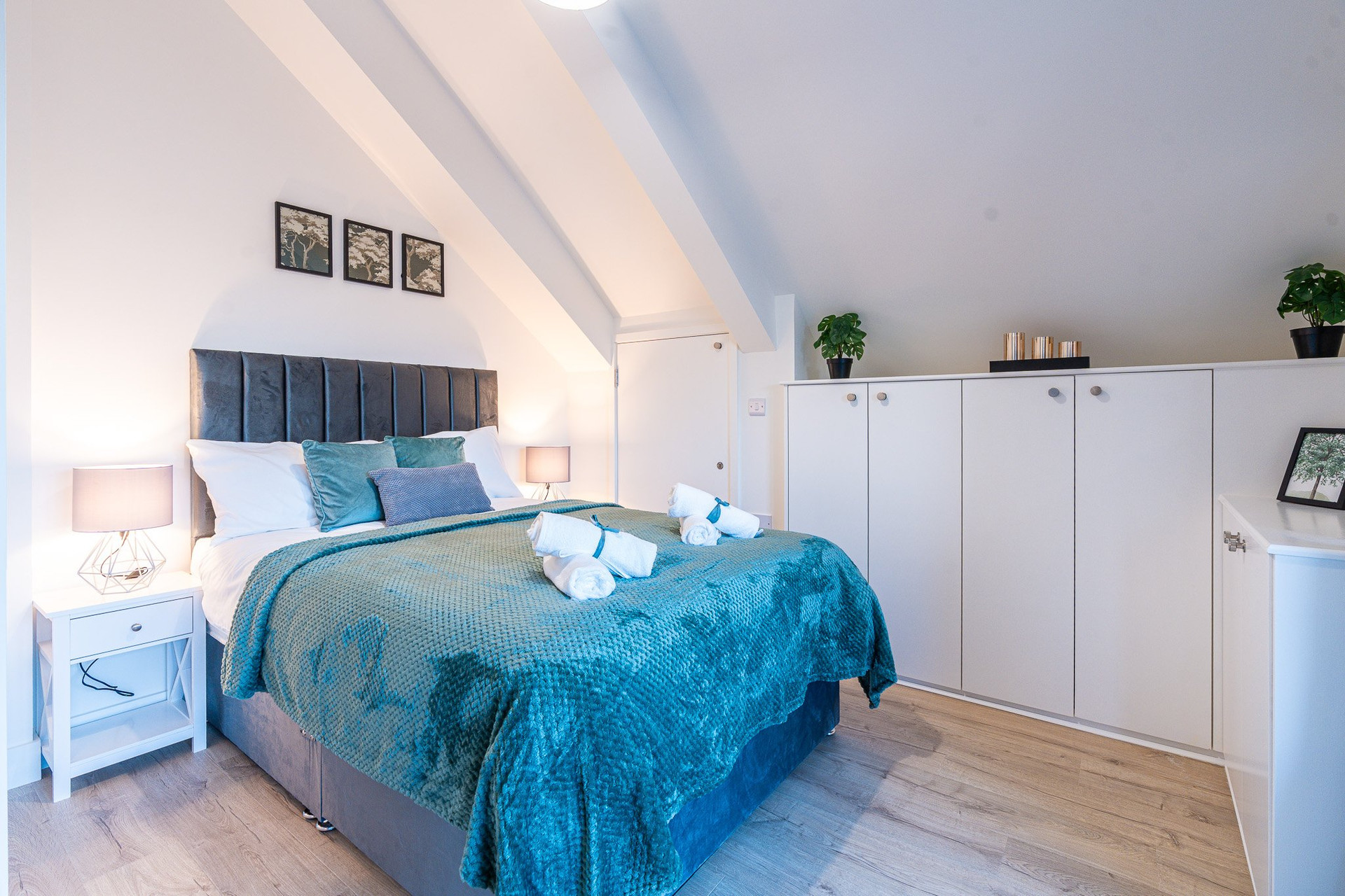 Double bedroom with fitted cabinets